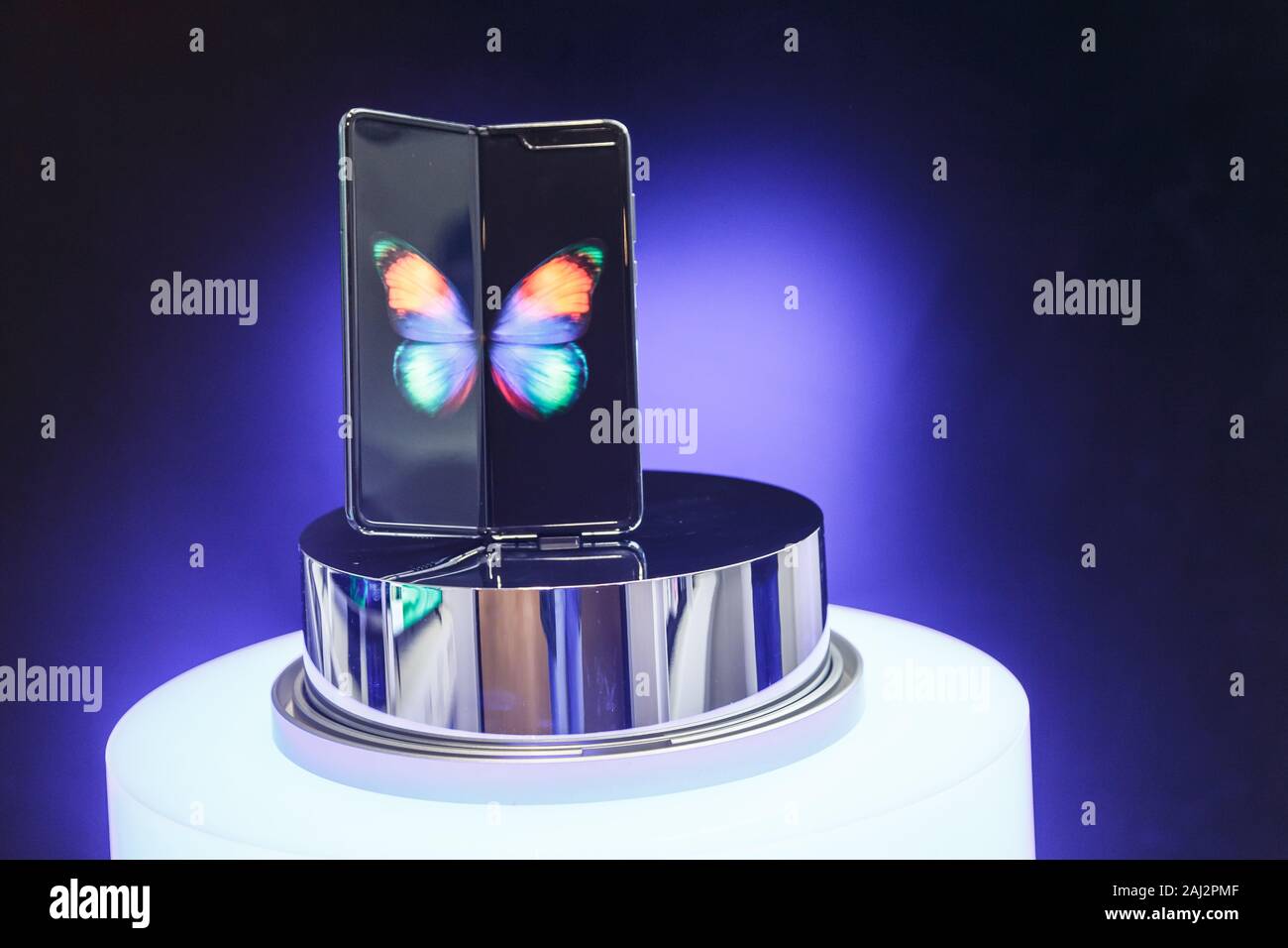 Minsk, Weißrussland - Dezember 25, 2019: Das Anzeigen der neue Samsung Galaxy Falten 5G. Stockfoto