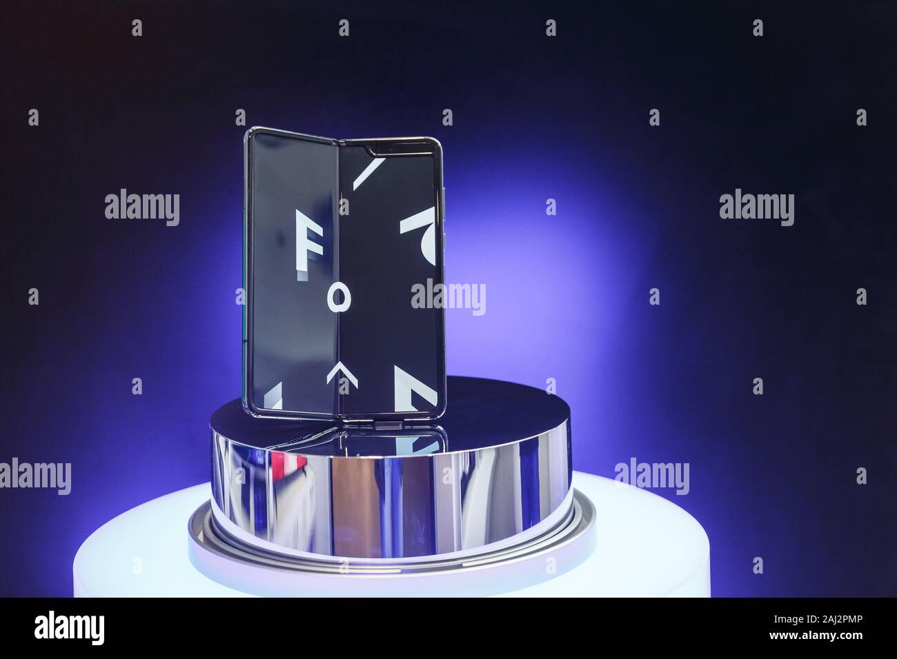 Minsk, Weißrussland - Dezember 25, 2019: Das Anzeigen der neue Samsung Galaxy Falten 5G. Stockfoto