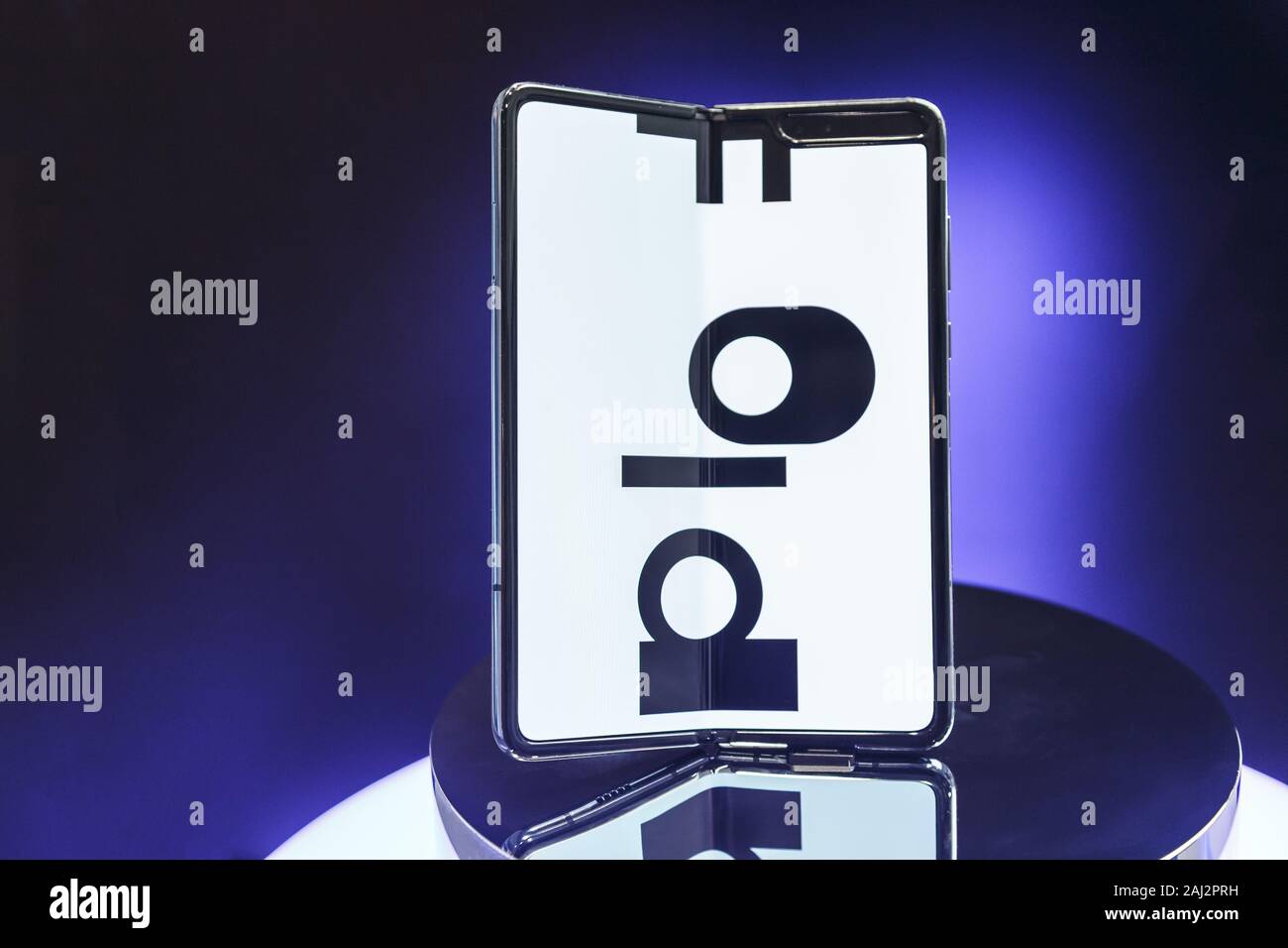 Minsk, Weißrussland - Dezember 25, 2019: Das Anzeigen der neue Samsung Galaxy Falten 5G. Stockfoto