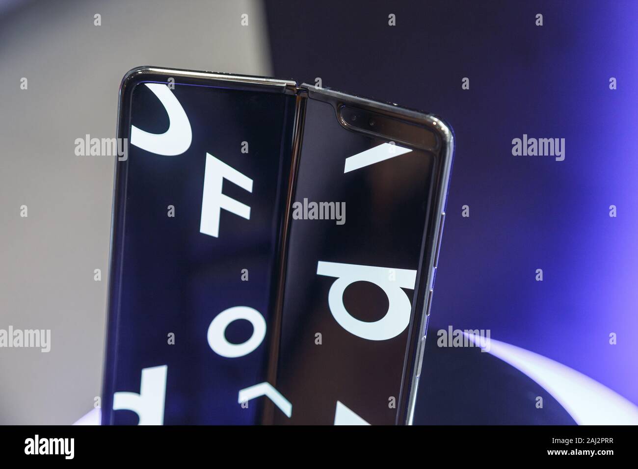Minsk, Weißrussland - Dezember 25, 2019: Das Anzeigen der neue Samsung Galaxy Falten 5G. Stockfoto