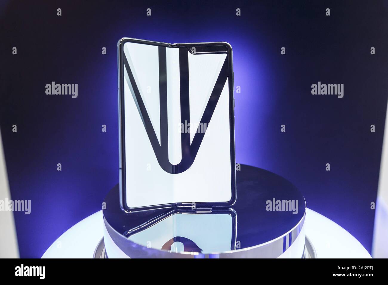 Minsk, Weißrussland - Dezember 25, 2019: Das Anzeigen der neue Samsung Galaxy Falten 5G. Stockfoto