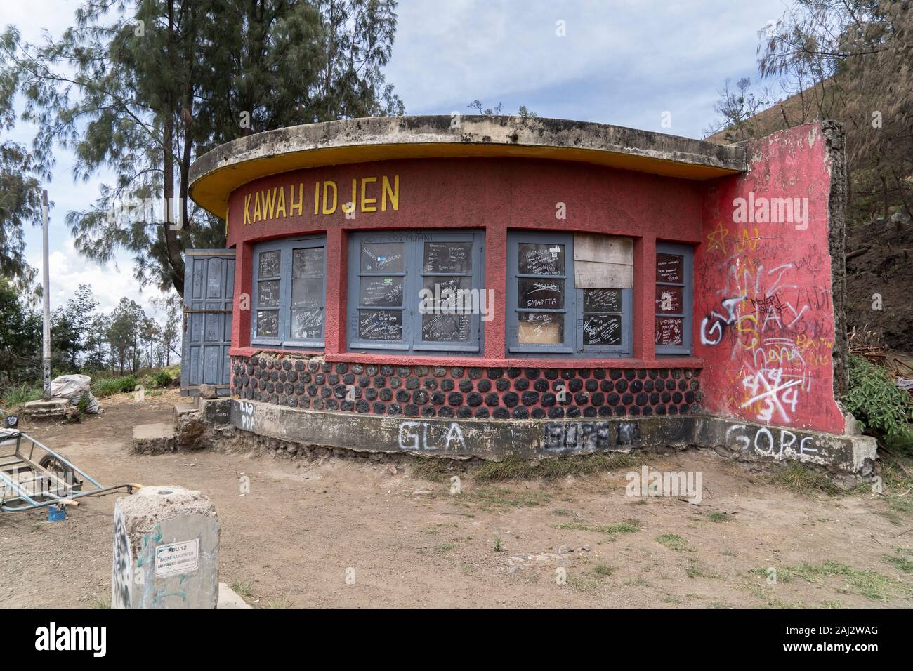 Eine behelfsmäßige Gebäude in der Mitte der Ijen Vulkan für Bergleute zu erholen und die Nacht verbringen. Viele der Bergleute ein Abstand von dem Vulkan so bevorzugen über die Arbeitswoche zu bleiben. Die Ijen Vulkan ist einer der wenigen Orte, an denen Schwefel noch ohne Maschinen abgebaut ist, den Krater des Vulkans hat einen aktiven Schlot produziert, dass elementarer Schwefel. Atmung in den Schwefel Gas kann langfristige gesundheitliche Auswirkungen verursachen, aber trotzdem gibt es keinen Mangel an lokalen Bergleute riskieren alles, was ein gutes Gehalt zu verdienen ist, Bergarbeiter, einem durchschnittlichen Einkommen dreimal höher als die der lokalen Gehalt. Pu Stockfoto