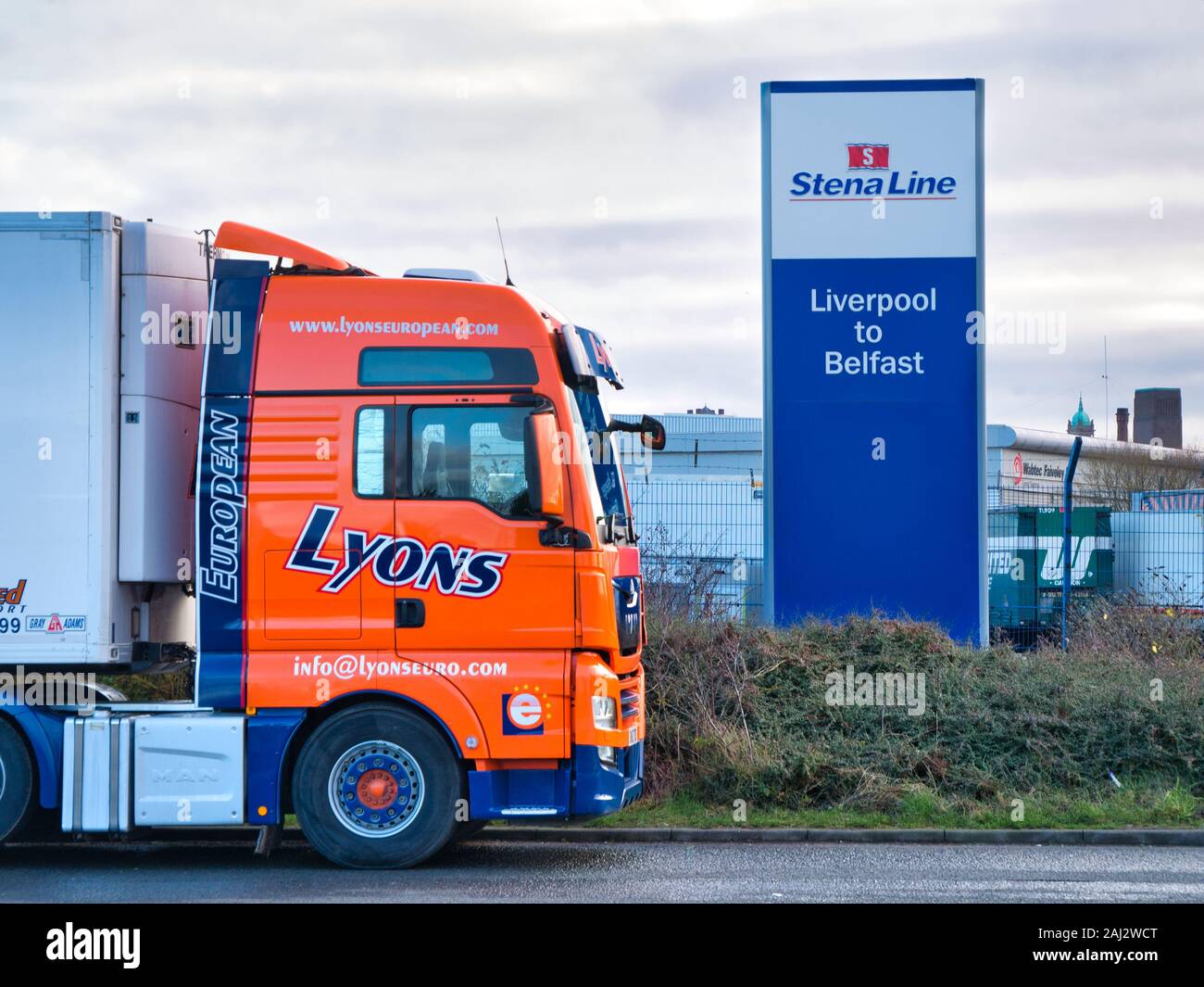 Ein Lastwagen an der Stena Line Terminal in Liverpool/Birkenhead, von wo aus die Roll on - roll off-Fähre nach Belfast in Nordirland läuft Stockfoto