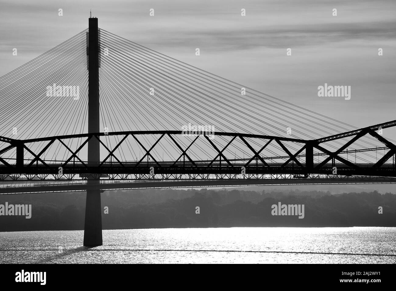 Forth Bridge & Forth Road Bridge, South Queensferry, Edinburgh, Schottland, Vereinigtes Königreich Stockfoto