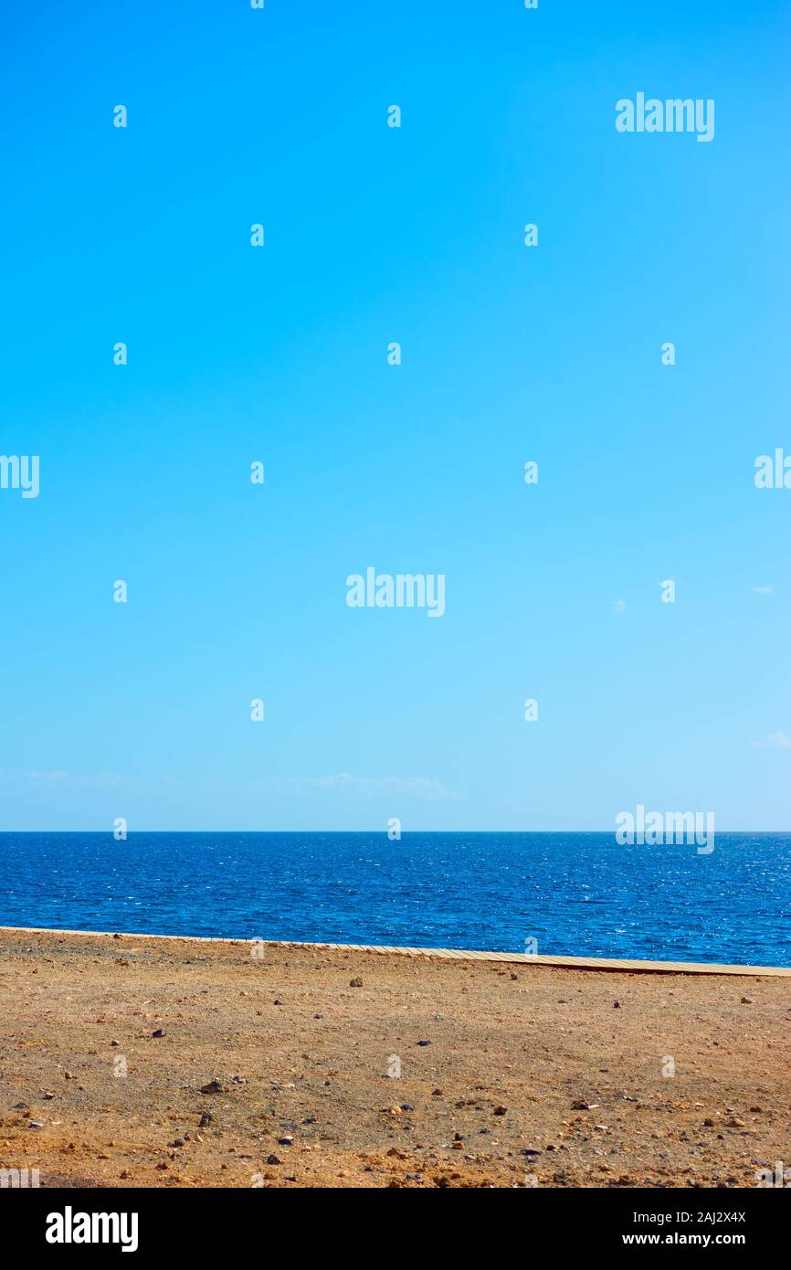 Minimalistischer Landschaft mit Blick auf das Meer, die Küste und heiteren blauen Himmel Stockfoto