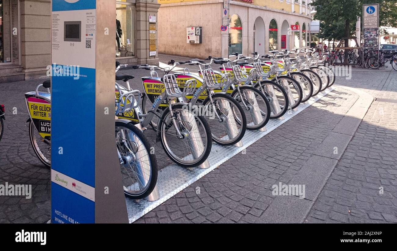 Wrzburg, Deutschland - 9. August 2015: Station der Fahrradverleih  Unternehmen "NEXTBIKE" in der Altstadt von Wrzburg Deutschland  Stockfotografie - Alamy