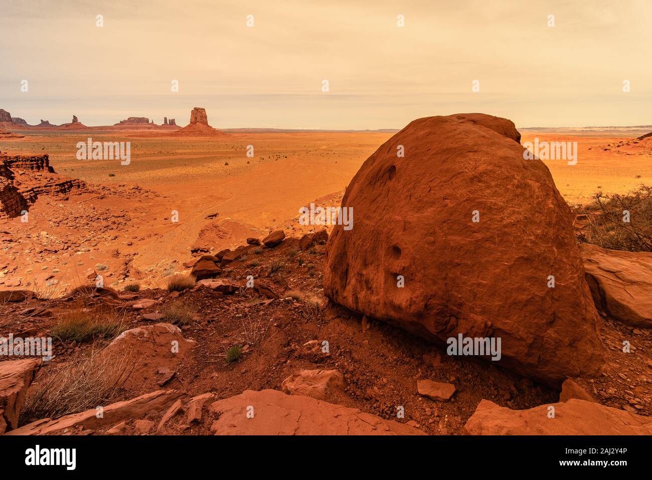 Monument Valley, AZ bei Sonnenaufgang. Die großen Felsen in den Vordergrund kontrastiert die Butte im Hintergrund. Stockfoto