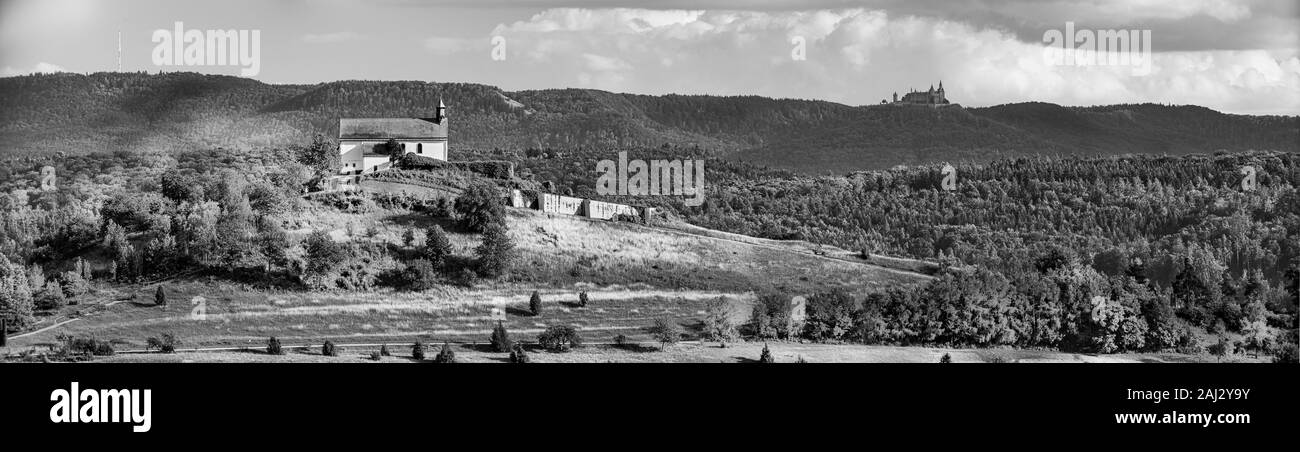 Deutsche Kapelle mit Kreuzwegstationen vor der mittelalterlichen Burg Hohenzollern im Hintergrund steht für die Trennung von Kirche und Staat. Stockfoto