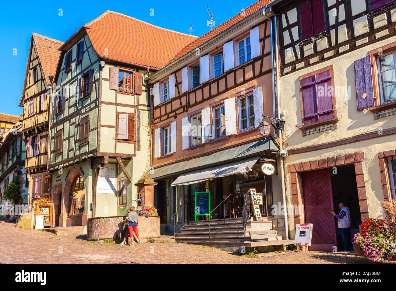 RIQUEWIHR, Frankreich - 18.September 2019: wunderschöne historische Häuser in der Altstadt von Riquewihr Dorf an der berühmten Weinstraße im Elsass befindet. Stockfoto