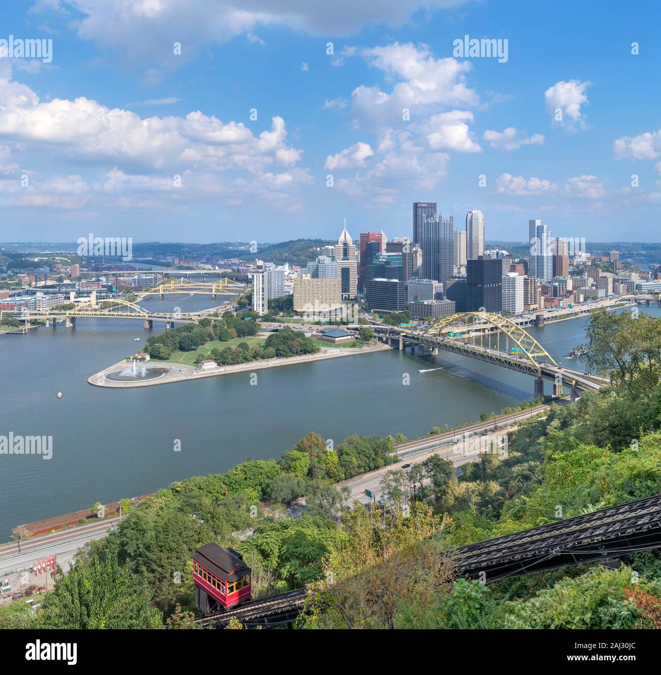 Blick auf die Skyline der Innenstadt von der Oberseite der Duquesne Incline Standseilbahn, Pittsburgh, Pennsylvania, USA Stockfoto