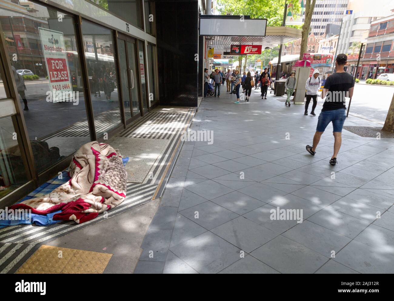 Australien Armut - eine obdachlose Person schlafen auf der Straße in Adelaide, South Australia Australien Stockfoto