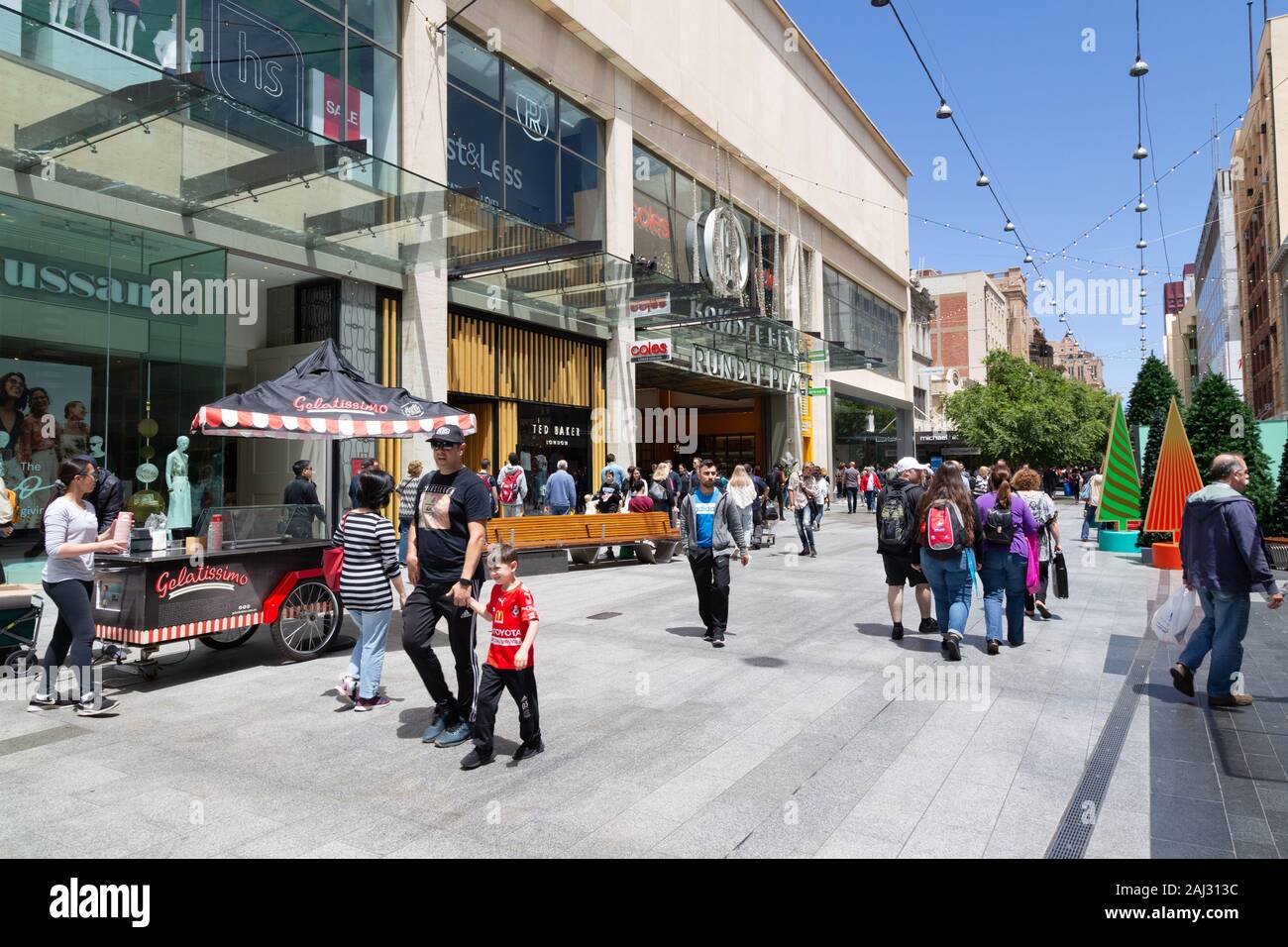 Adelaide Rundle Mall; Menschen zu Fuß in die Rundle Mall, einem großen gepflasterten Einkaufsviertel im Zentrum von Adelaide, South Australia Stockfoto