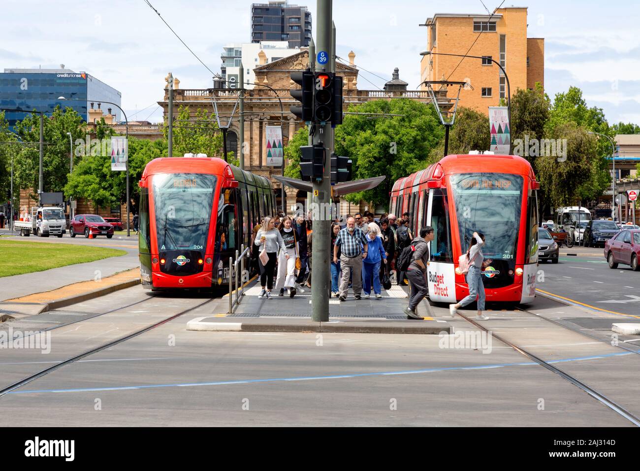 Adelaide Straßenbahnen; Passagiere aussteigen Straßenbahnen an einer Straßenbahnhaltestelle, Victoria Square, Adelaide. Stockfoto