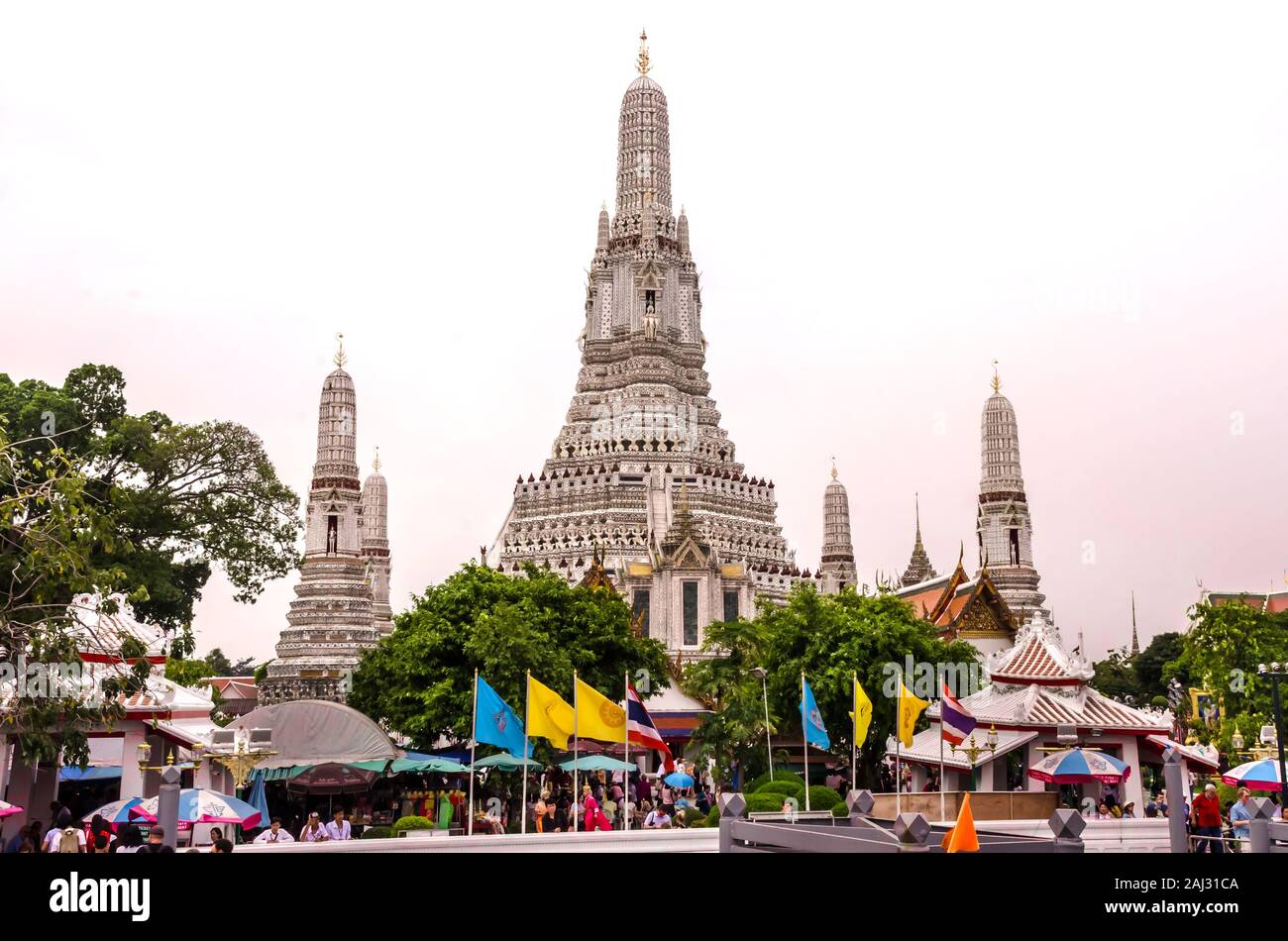 BANGKOK, THAILAND - 23. Dezember 2018: Wat Arun oder der Wat Arun Ratchawararam ist ein wichtiger Buddhistischer Tempel in Bangkok. Der Chao Phraya Flusses Stockfoto