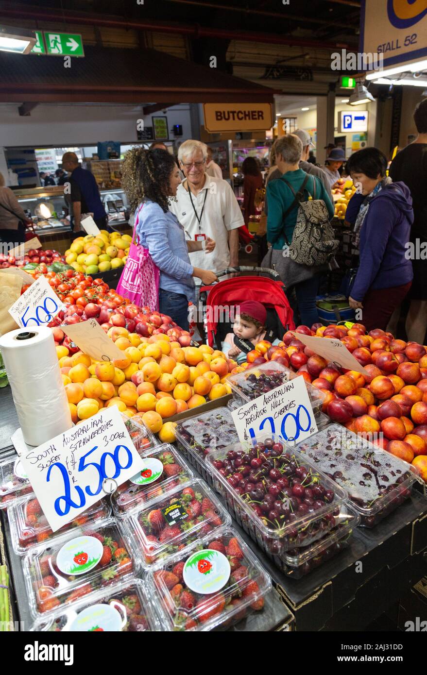 Adelaide Central Market - Leute einkaufen für Obst und Gemüse im Hallenbad Central Market Adelaide. Stockfoto