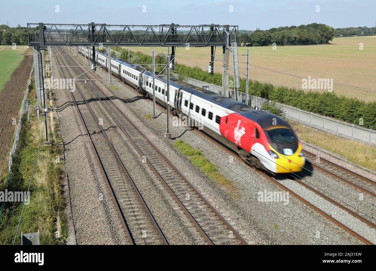 Klasse 390 Pendolino Personenzug mit einer Drehzahl, die auf der West Coast Main Line. Stockfoto