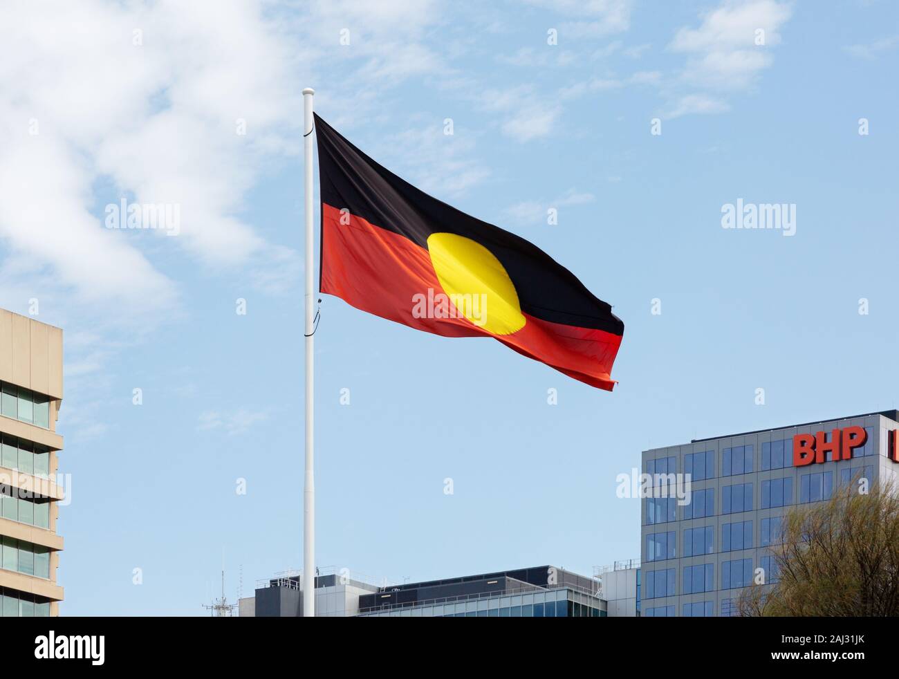 Die Australian Aboriginal Flagge in Victoria Square, Adelaide, South Australia fliegen Stockfoto