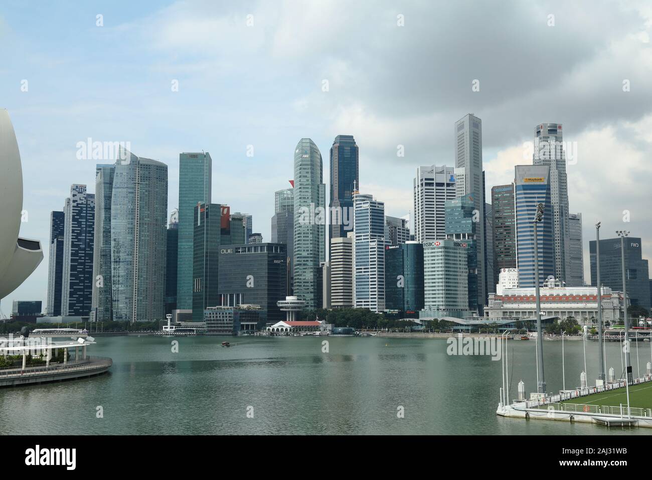 Marina Bay, Singapore und die Skyline des Central Business District. Stockfoto