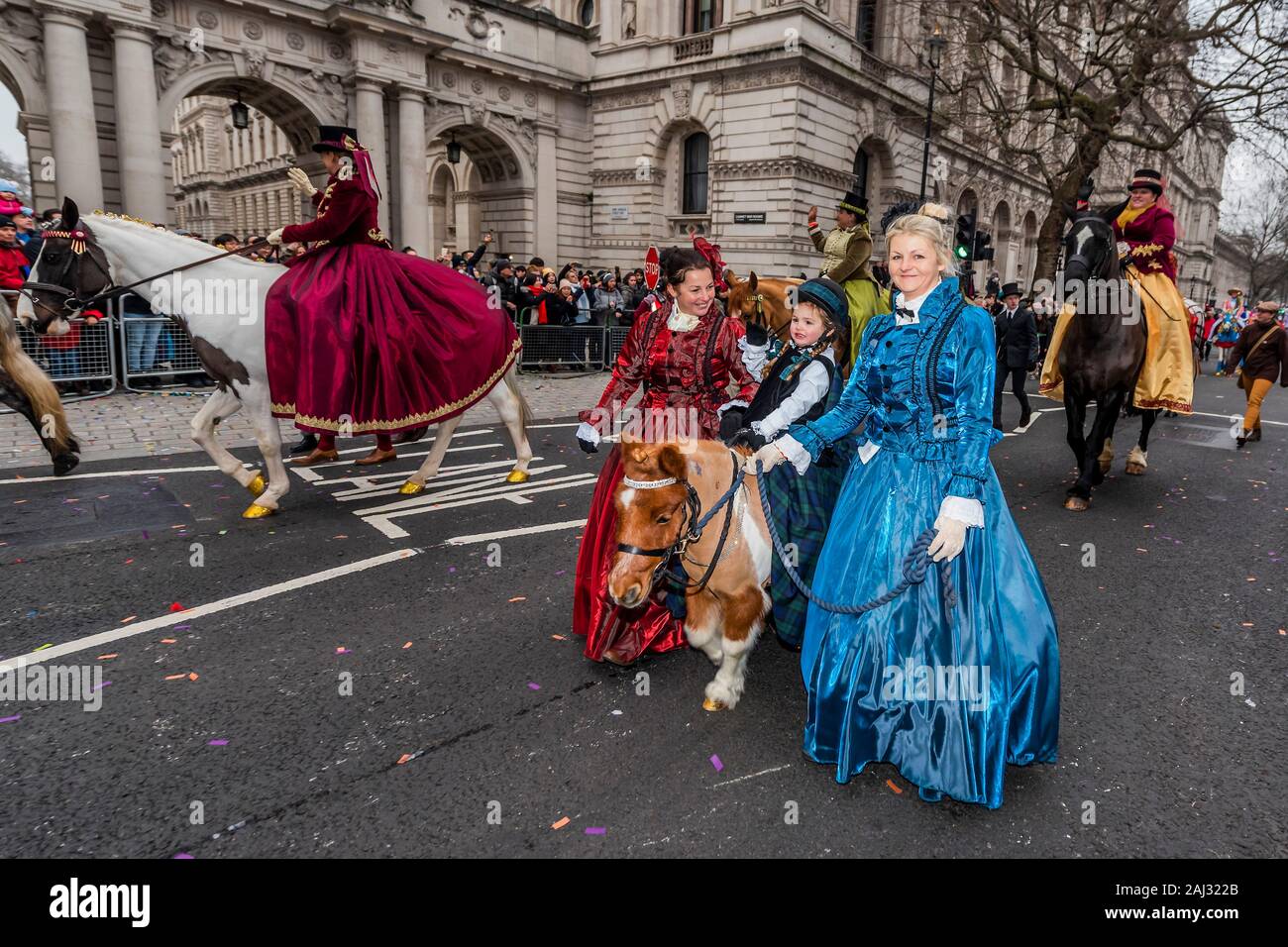 Alle der Königin Pferde; der Londoner New Year Day Parade markiert den Beginn des neuen Jahres 2020. Stockfoto