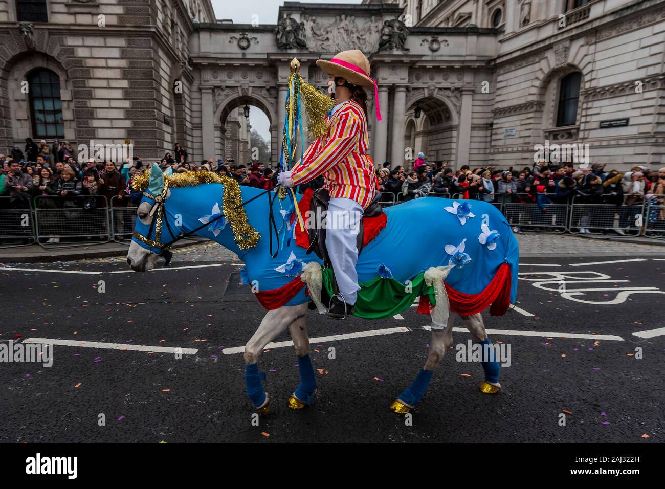 Alle der Königin Pferde; der Londoner New Year Day Parade markiert den Beginn des neuen Jahres 2020. Stockfoto