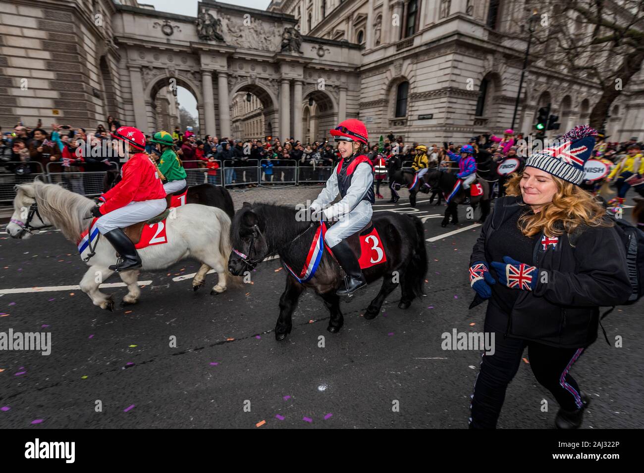 Alle der Königin Pferde; der Londoner New Year Day Parade markiert den Beginn des neuen Jahres 2020. Stockfoto