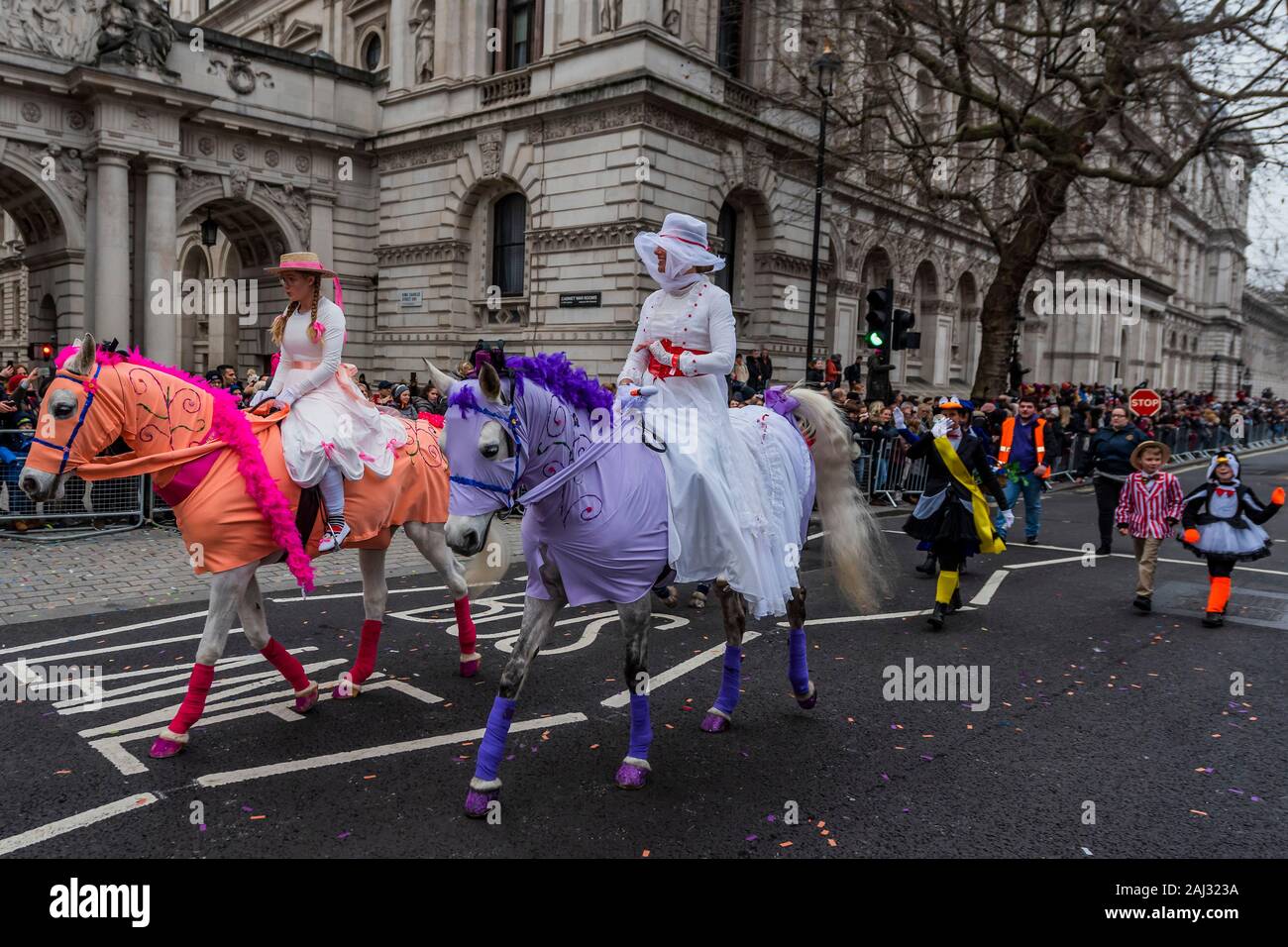 Alle der Königin Pferde; der Londoner New Year Day Parade markiert den Beginn des neuen Jahres 2020. Stockfoto