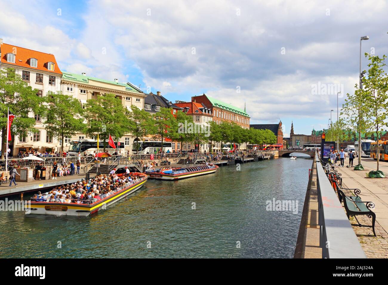 Sightseeing Tour Boote auf einem Kanal und Slotsholmen Gammel Strand Straße durch eine Reihe von bunten alten Häusern im Zentrum von Kopenhagen, Dänemark gefüttert Stockfoto