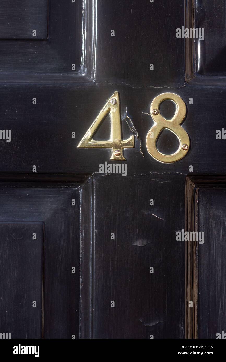 Haus Nummer 48 in schwarzem Holz fron Tür Stockfoto