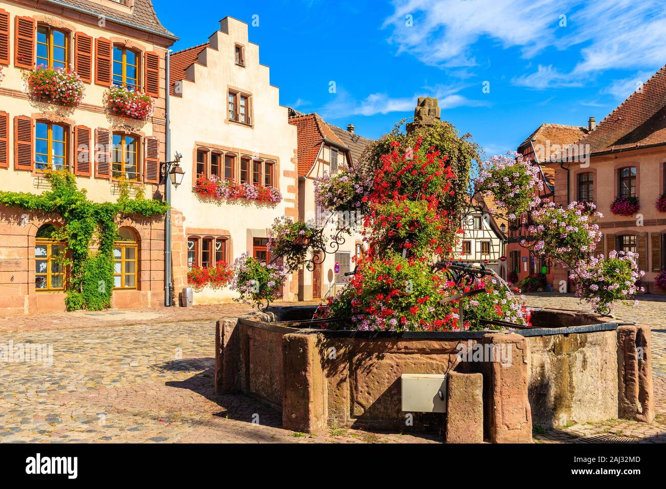 Bunte Häuser auf Quadrat in Bergheim Dorf auf der elsässischen Weinstraße, Frankreich Stockfoto