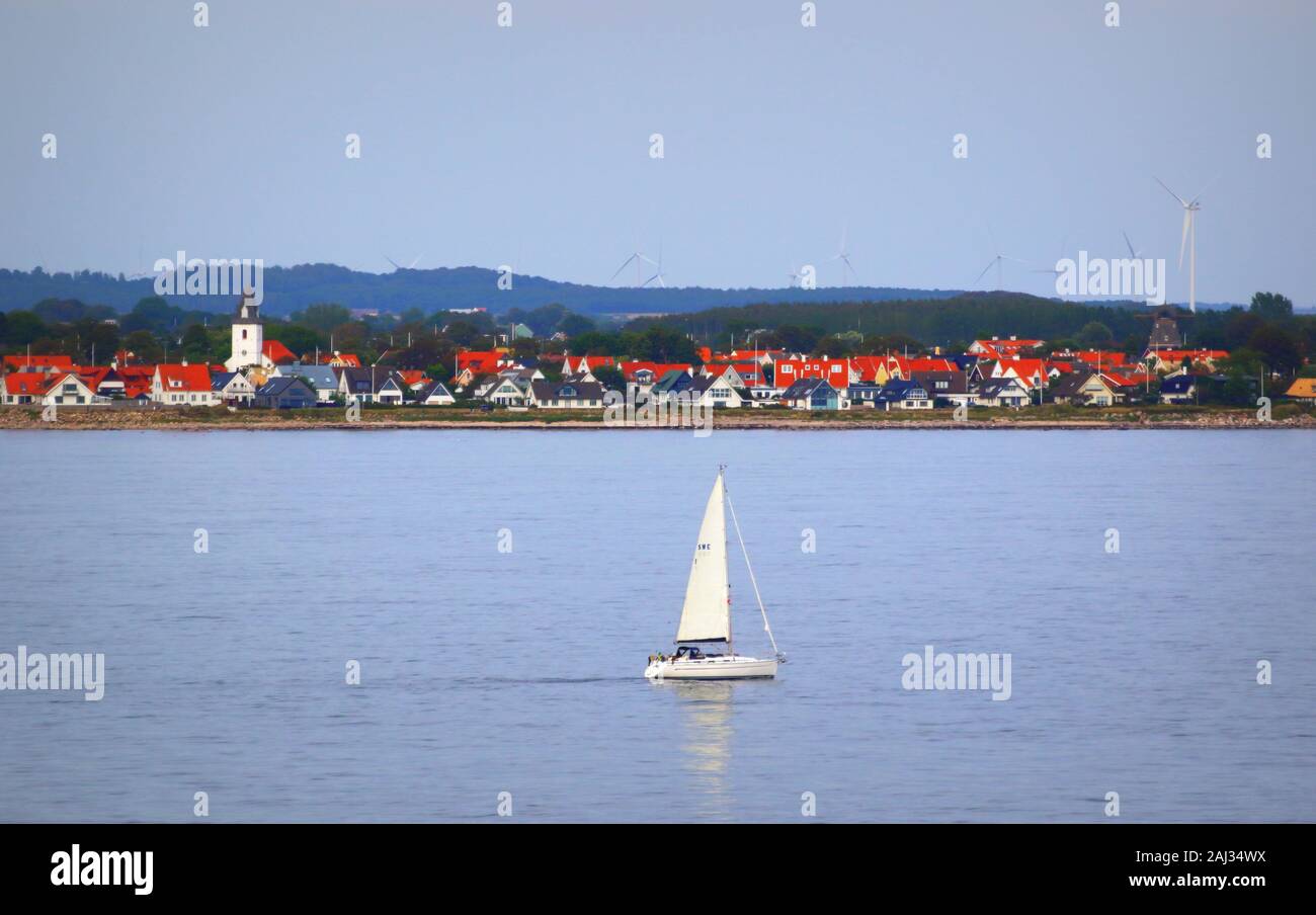 Traditionelle Hauser Und Windkraftanlagen In Viken Schweden Viken Ist In Hoganas Gemeinde In Skane Lan Schweden Stockfotografie Alamy