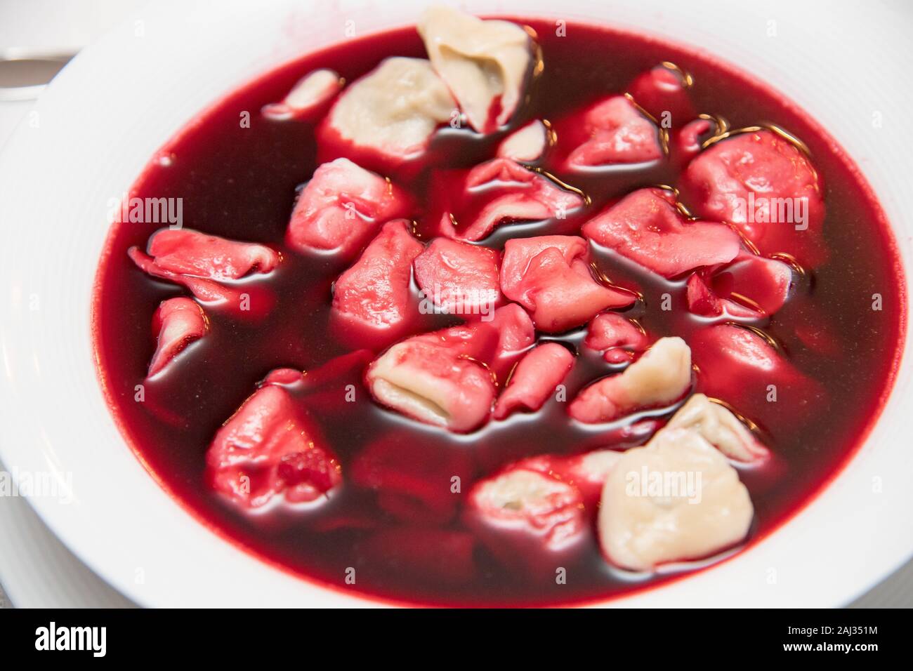 Traditionelle polnische hausgemachte Borscht mit Knödeln in Heiligabend. Polen. 24. Dezember 2019 © wojciech Strozyk/Alamy Stock Foto Stockfoto