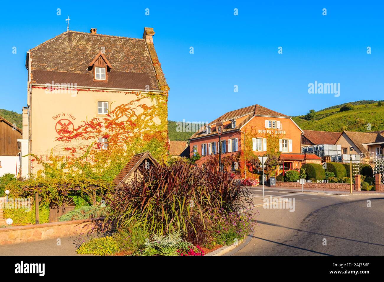 RIQUEWIHR, Frankreich - Sep 18, 2019: Schöne historische Weingut Gebäude in der Altstadt von Riquewihr Dorf an der berühmten Weinstraße im Elsass befindet. Stockfoto
