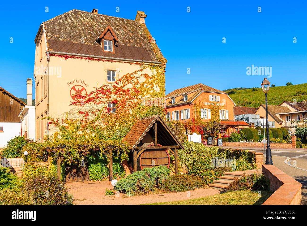 Elsass Wein Region, Frankreich - 19.09.2019: Straße mit typischen Häusern in Riquewihr, malerische Dorf, das auf der elsässischen Weinstraße, Frankreich befindet. Stockfoto