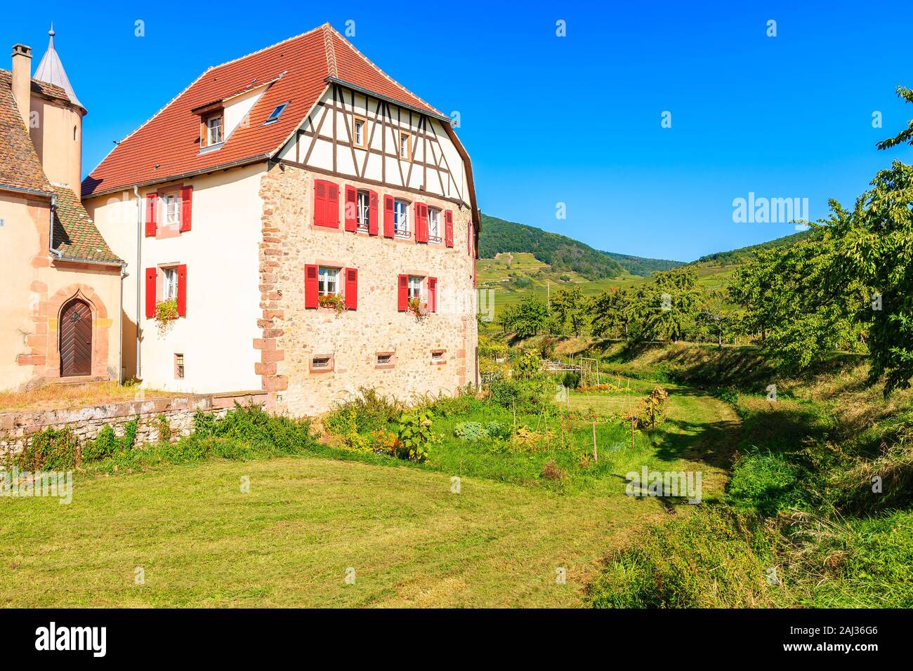 Alte typisch französische Haus in Kientzheim Dorf auf der elsässischen Weinstraße, Frankreich Stockfoto