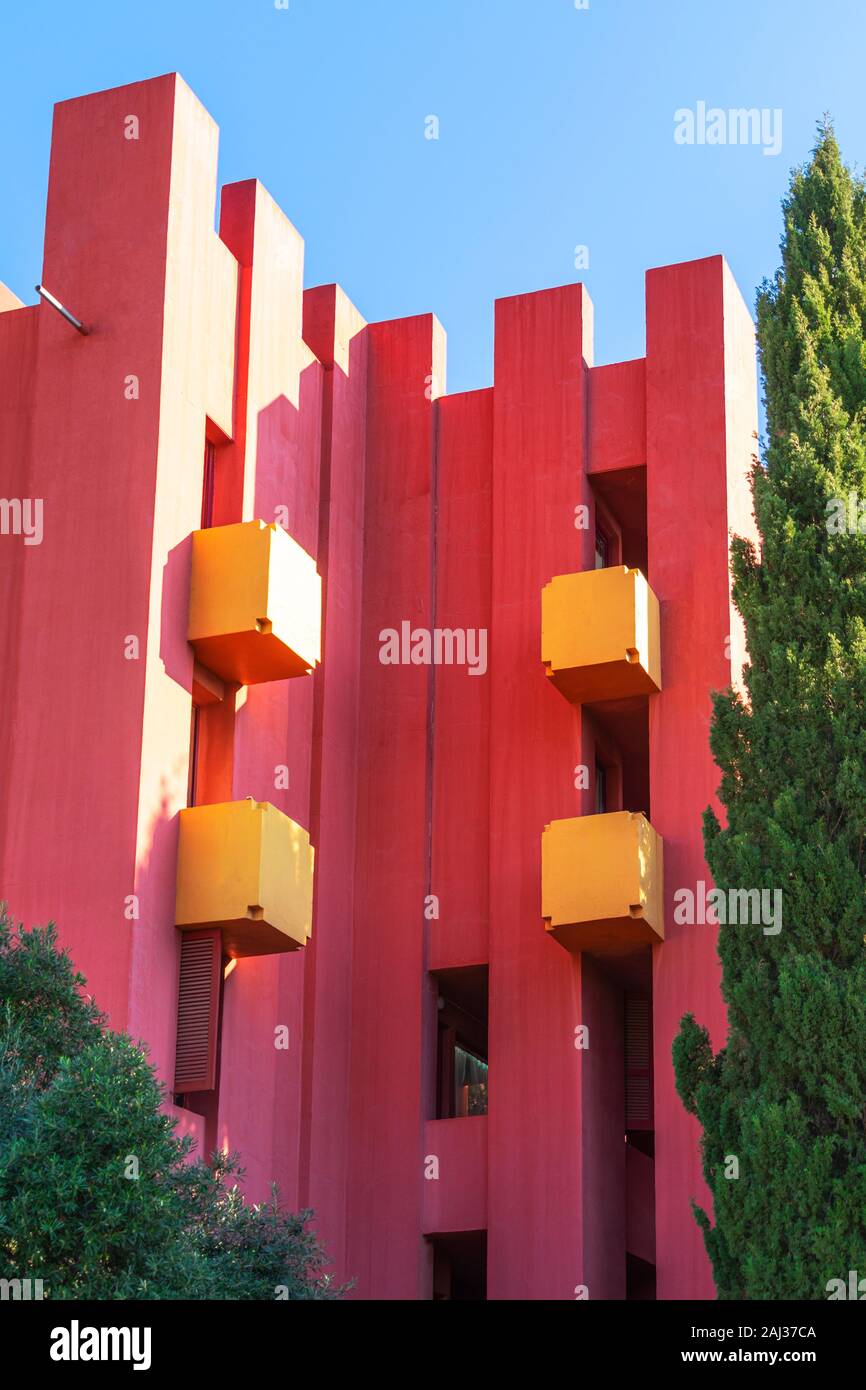 Calpe, Spanien, 01. Januar 2020: La Muralla Roja Gebäude, Rote Wand Gebäude in Calpe, Spanien Stockfoto