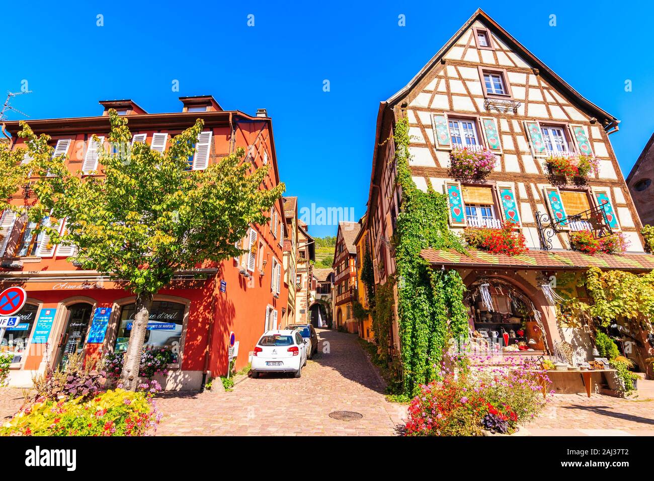 Elsass Wein Region, Frankreich - 20.September 2019: Straße mit typischen Häusern und Restaurant in Kaysersberg malerische Dorf, das auf der Elsässischen W befindet. Stockfoto