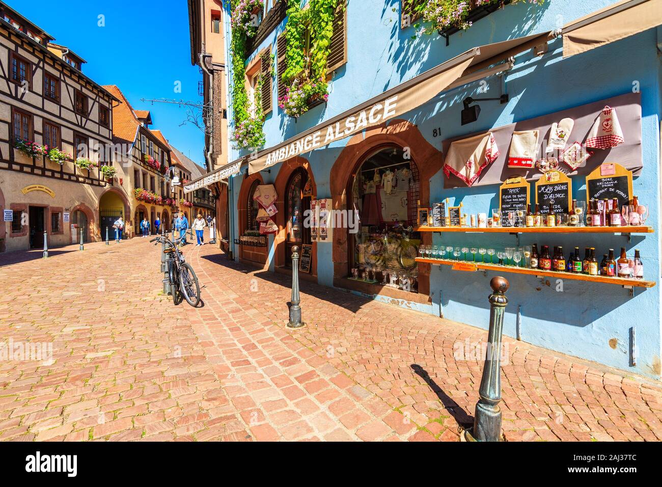 Elsass Wein Region, Frankreich - 20.September 2019: Straße mit typischen Häusern und Geschäften in Kaysersberg malerische Dorf, das auf Elsässer Wein R befindet. Stockfoto