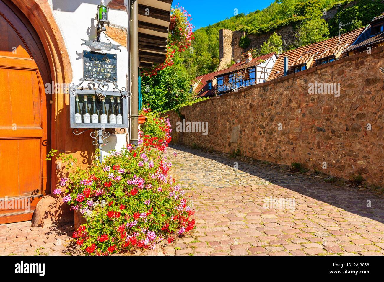 Elsass Wein Region, Frankreich - 19.September 2019: typischen Restaurant in Kaysersberg Dorf, das auf der elsässischen Weinstraße, Frankreich befindet. Stockfoto