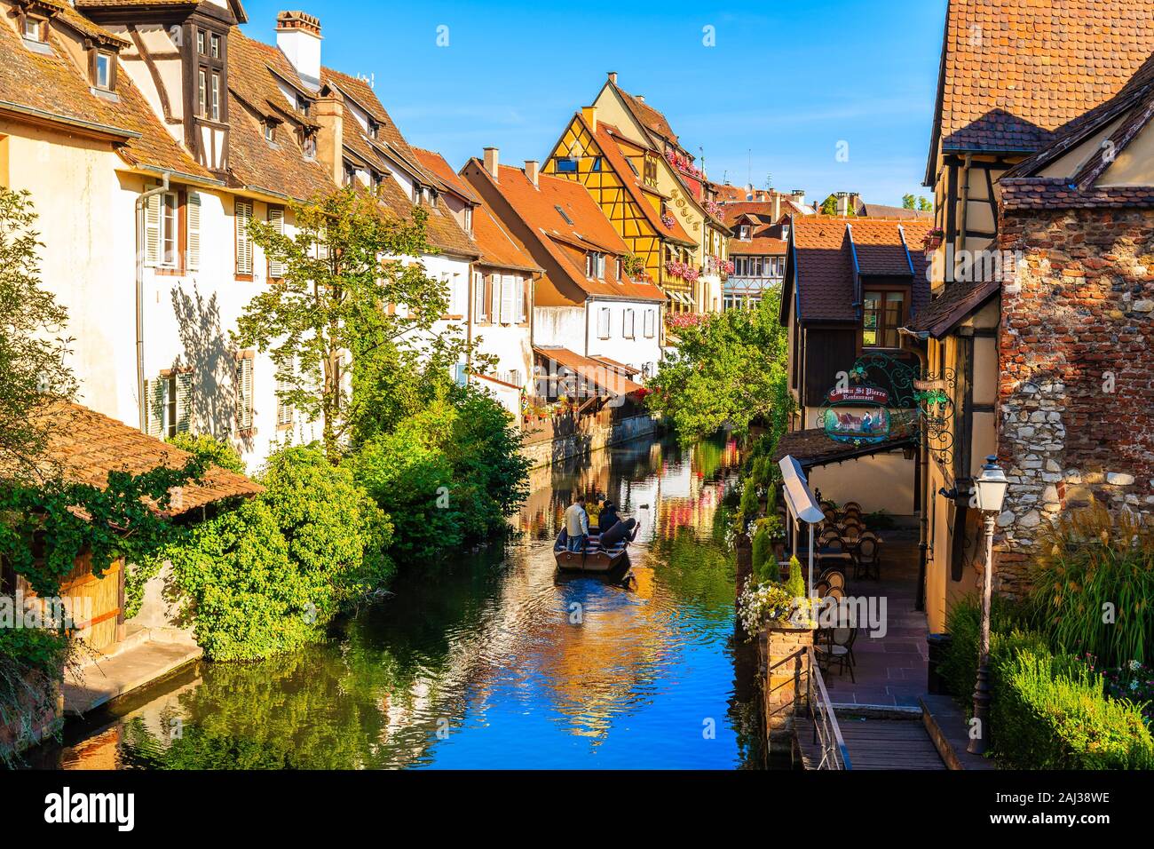 COLMAR, Frankreich - 20.September 2019: Boot mit Touristen auf La Lauch Fluss Kanal in berühmten Teil der Stadt namens Little Venice, Frankreich. Stockfoto