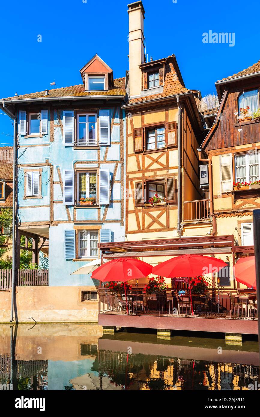 Restaurant Terrasse mit Tischen am Canal Bank in Colmar Village, Little Venice, Elsass, Frankreich Stockfoto