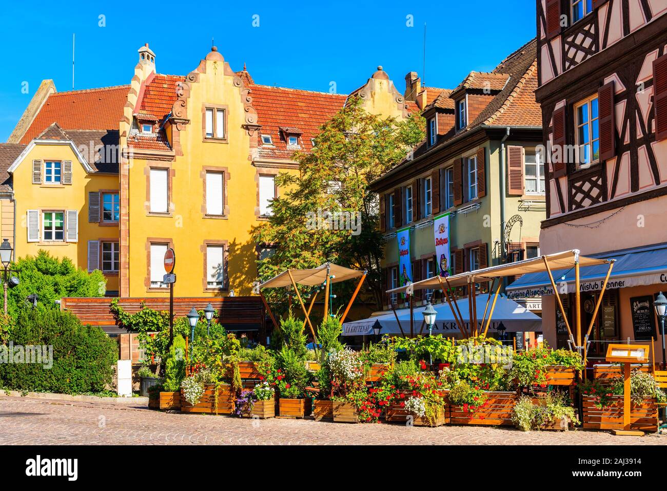 COLMAR, Frankreich - 20.September 2019: Restaurant und schöne Häuser in der Nähe von La Lauch Fluss Kanal in berühmten Teil der Stadt namens Little Venice, Frankreich. Stockfoto