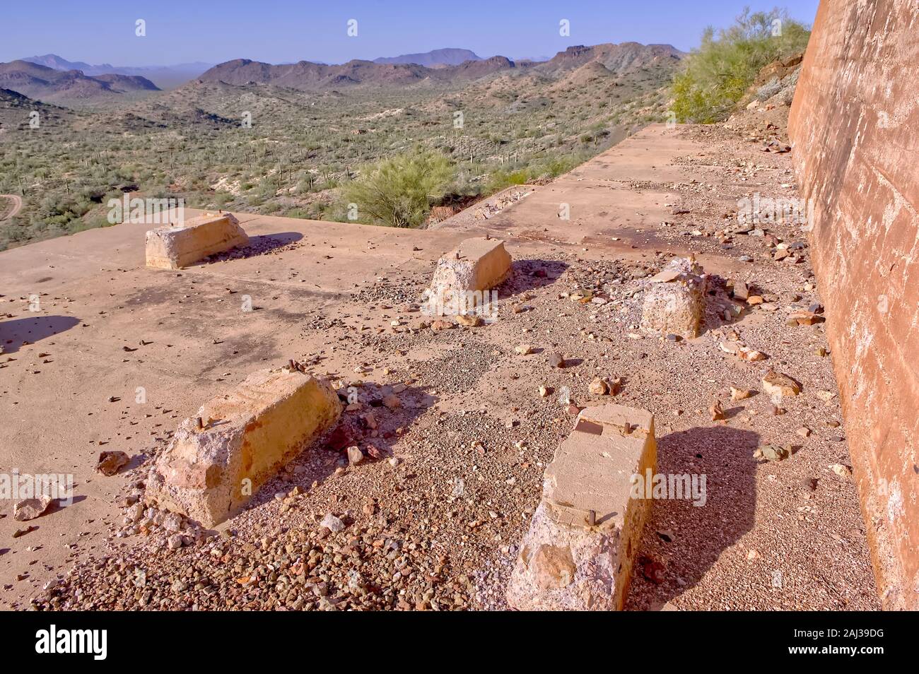 Die konkreten Terrasse der Tonopah Belmont Mining Camp. Im Belmont Berg nördlich von Tonopah Arizona diese Mining Camp produzierte Gold, Silv Stockfoto