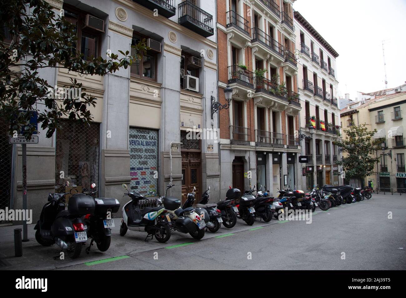 Vespas und Rollern auf der Straße von Madrid, Spanien Stockfoto