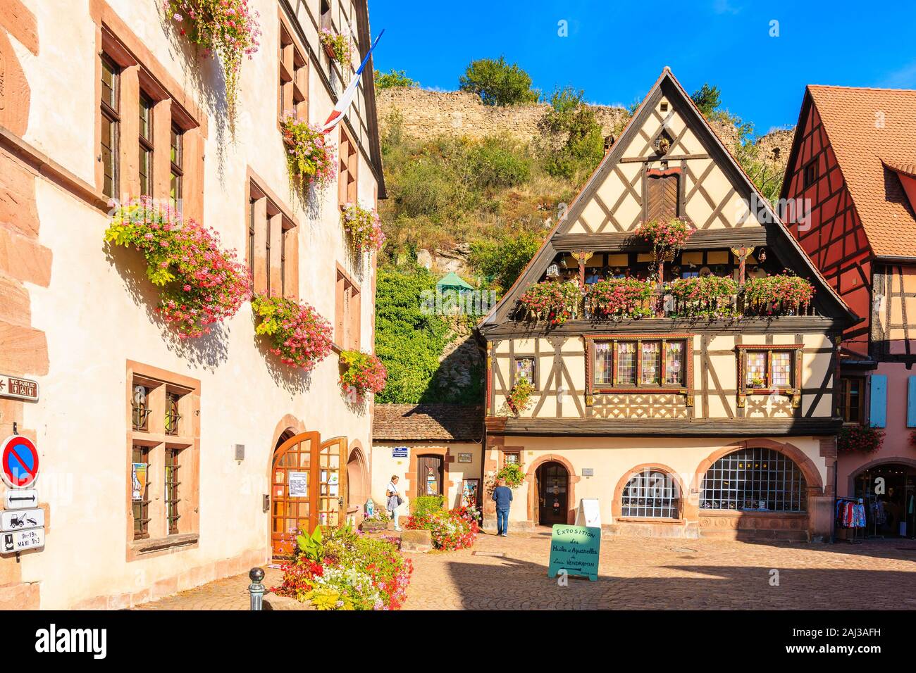 Elsass Wein Region, Frankreich - 20.September 2019: Bunte Häuser mit Blumen in Kaysersberg Dorf, das auf der elsässischen Weinstraße, Fran befindet eingerichtet Stockfoto