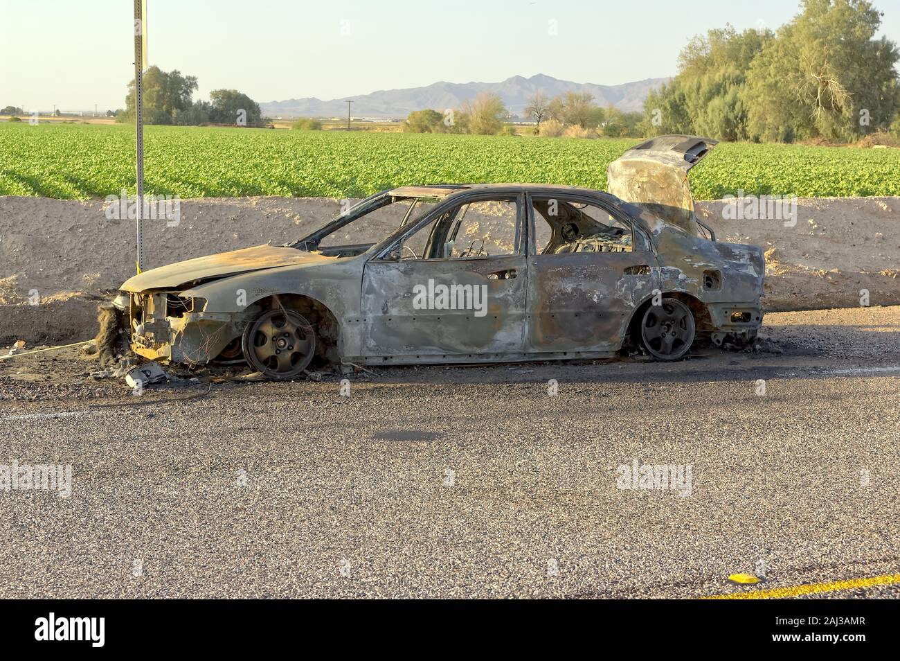 Ein Auto, das fand ich heraus, entlang der Schulter von Baseline Road West der State Route 85 in Arizona verbrannt. Stockfoto