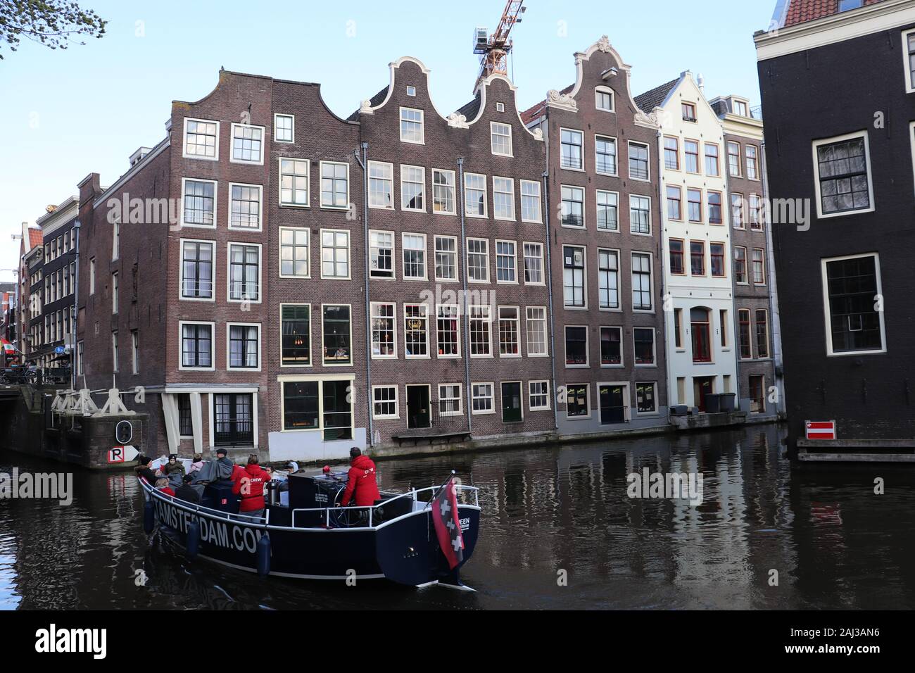 In Amsterdam ist es möglich, Kanalführungen zu machen. Es ist eine andere Möglichkeit, die Schönheit der Stadt zu entdecken Stockfoto
