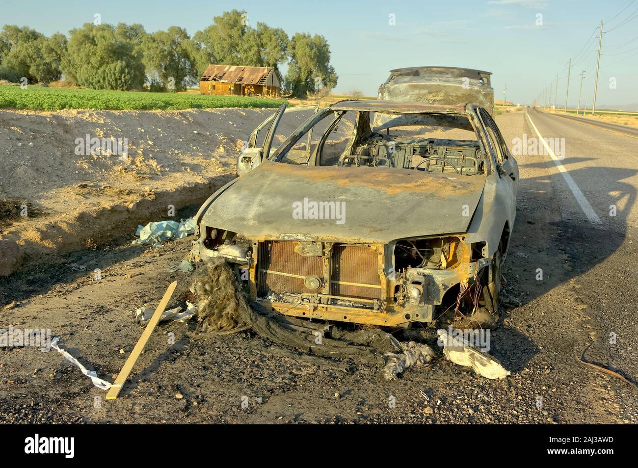 Ein Auto, das fand ich heraus, entlang der Schulter von Baseline Road West der State Route 85 in Arizona verbrannt. Stockfoto