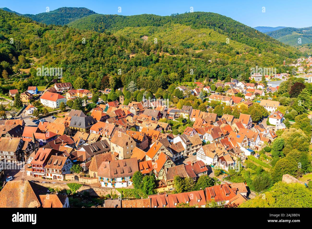 Blick auf das malerische Dorf von Burg Kaysersberg, Elsass Wein Region, Frankreich Stockfoto