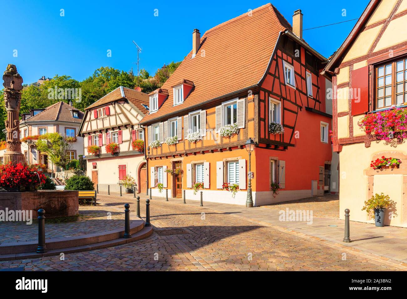 Schöne traditionelle bunte Häuser im malerischen Ribeauville Dorf, Elsass Wein Region, Frankreich Stockfoto