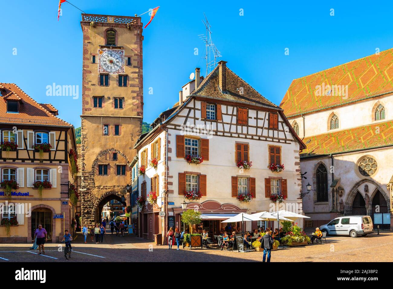 Elsass Wein Region, Frankreich - 20.September 2019: Restaurants und bunte Häuser am Hauptplatz von Ribeauville Dorf, das auf Elsässer Wein Rou befindet. Stockfoto